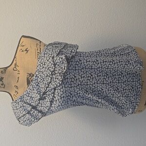 Off one shoulder top. Unk brand.